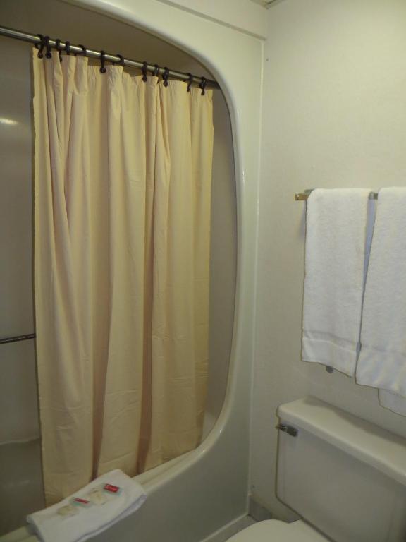 Hollywood Inn & Suites 格尼 外观 照片
