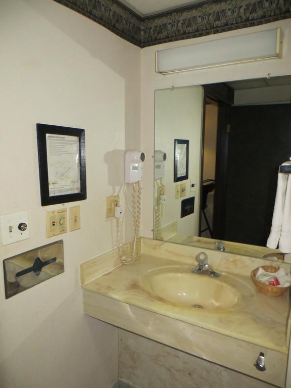 Hollywood Inn & Suites 格尼 外观 照片